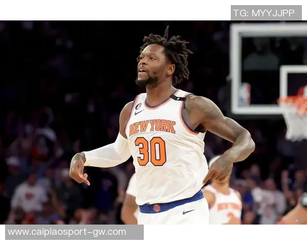 兰德尔表现平平14投仅5中贡献13分3篮板11助攻三分球命中率不佳